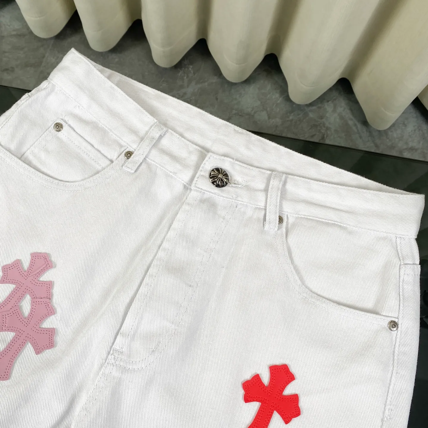 🅿️280 [Strongest version] Chroe Hets CH Chroe Hets CH white and light pink leather label jeans Customized metal buckle Legs washed distressed ripped hem ceiling-level jeans ‼ About Zangyin✅This is an extremely luxurious fashion brand that can also be called the aristocrat of the high street. It has always been an exclusive brand for some hipsters or the rich second generation. Compared with ordinary high streets, it is more luxurious and noble. Compared with luxury brands, it is more fashionable and individual. Top heavy industry fashion design✅Consistently high street luxury style creation. Speaking of this style, the Zangyin family and the GU family are definitely among the leading representative brands. Especially the Zangyin family's creation of high street style has really achieved an effect of transformation. The color of this model is already very eye-catching by using a unique washed material. It is decorated with pink patchwork cross flowers, which cleverly highlights the charm of the brand. Secondly, this model adopts a classic high-waist cut design, which highlights the long legs and fashionable temperament of the upper body. The brand is highly recognizable and the slim-fitting configuration is more suitable for daily wear. The personality will be fashionable and the specifications can be seen at a glance. Materials and technology ✅ Needless to say, this point goes without saying. As an excellent craftsman brand, Zangyin's requirements for details and craftsmanship are really perfect. The washed color of this model has gone through a lot of processes, not to mention the embellishment of the denim appliqués. It is also purely handmade and sewn. Just like what they believe in, only handmade things have soul and have the meaning of wearing. A top-notch heavy-duty fashionable denim item, recommended by both hands‼   Size: 28 30 32 34 equivalent to S-XL
